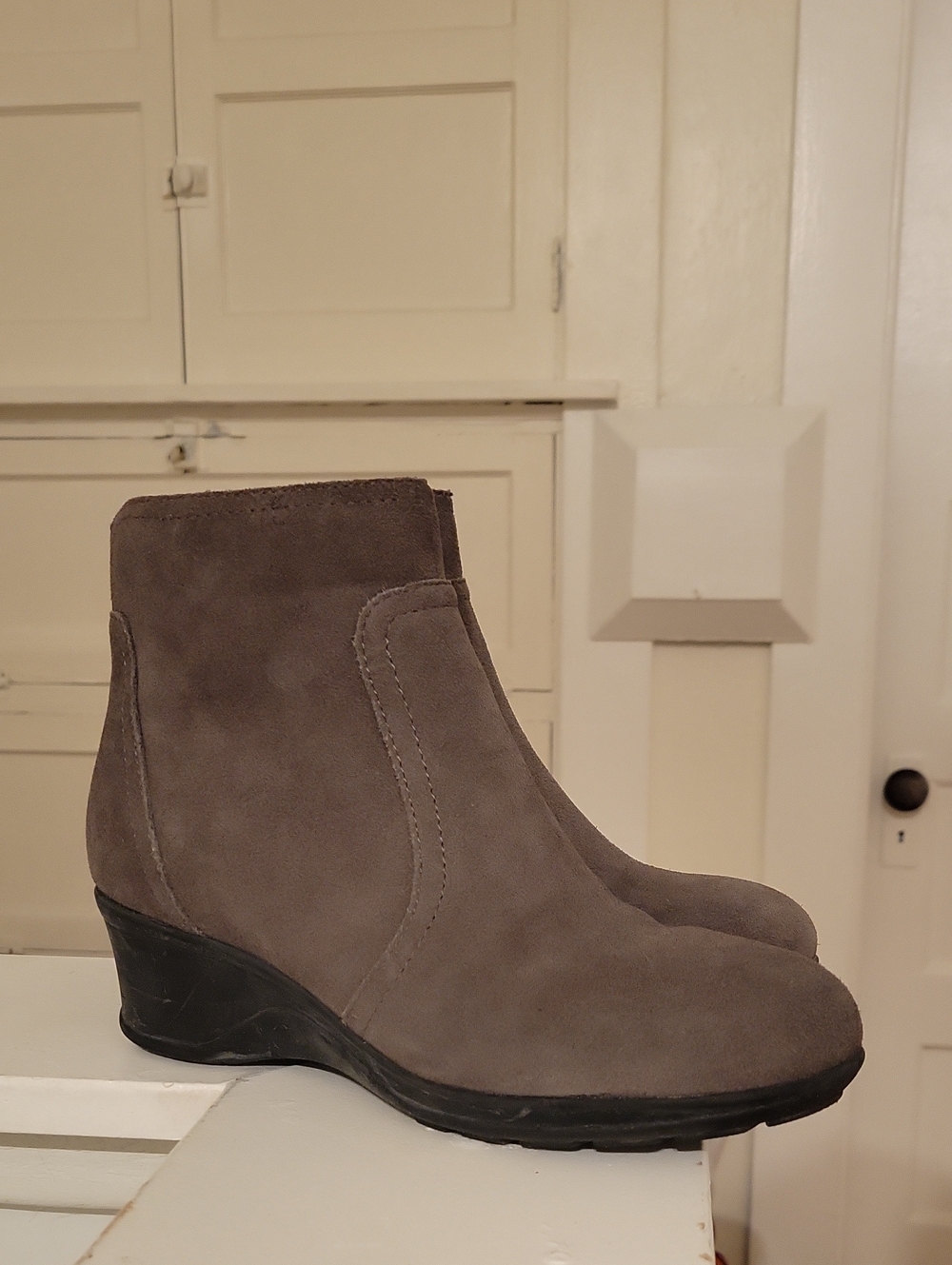 Easy Spirit Sefarre Gray Waterproof Suede Inner Zip Wedge Comfort Booties 6.5W